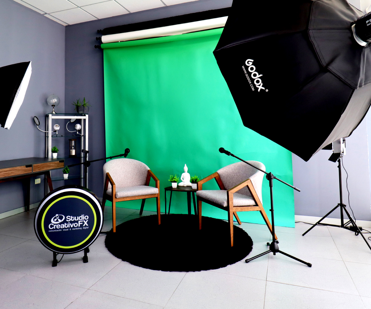 Estudio de producción — foro con fondo verde